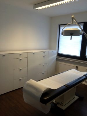 Operationsraum mit OP-Liege und OP-Leuchte