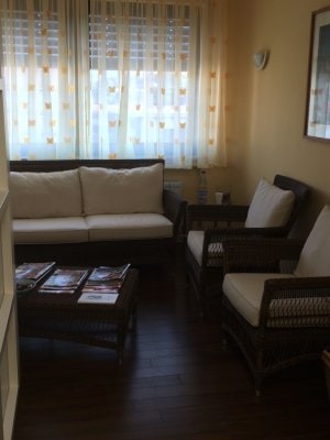 Wartebereich mit Sofa, Sesseln und Zeitschriften