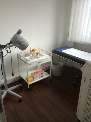 Behandlungsraum mit WIRA-Bestrahlungsger&auml;t und Instrumententisch